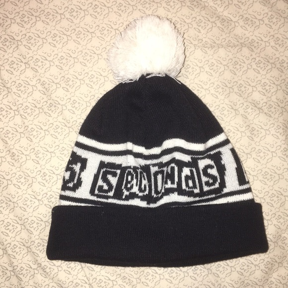 Black, White 5SOS Branded Concert Beanie One Size - Picture 2 of 4